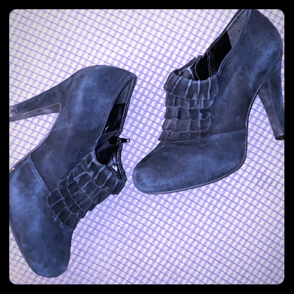 Gianna Bini  Suede booties